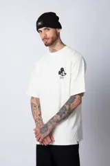 Remera negra de corte oversize confeccionada en algodón pesado, con estampa pequeña de Mickey Mouse en el pecho y diseño gráfico en la espalda.
