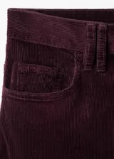 Pantalón de pana de tiro alto y corte wide leg, color bordó, con diseño de cinco bolsillos, cierre de botón y cremallera, y trabillas para cinturón.