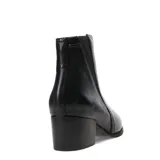 Botas de caña baja marca Bottero, confeccionadas en cuero negro con textura granulada. Presentan un diseño tipo Chelsea con panel elástico lateral, cierre posterior y taco cuadrado de altura media.