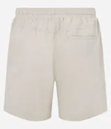 Bermuda de hombre de corte clásico, color negro, con cintura elástica con cordón de ajuste y bolsillos laterales.