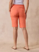 Bermuda color beige de gabardina elastizada, marca Ruby Rd. Tiene pretina ancha elastizada, bolsillos simulados en la parte delantera y bolsillos aplicados en la parte trasera.