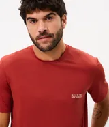 Remera deportiva de corte regular confeccionada en poliamida con tecnología dry, cuello redondo y manga corta. Presenta estampa lettering pequeña en el pecho.