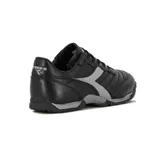 Championes de fútbol Diadora modelo Goal Futbol Id, color negro con detalles en gris. Presentan un diseño clásico con costuras reforzadas en la puntera, cordones al tono y suela de goma diseñada para tracción en superficies de interior.