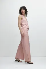 Pantalón ancho de lino metalizado color rosa, con cintura elastizada y tajos laterales en el ruedo.
