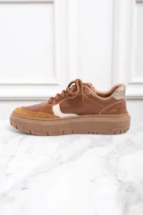 Zapatillas bajas de cuero color marrón con detalles en gamuza color tostado y talón en cuero dorado.