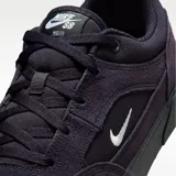 Championes Nike SB Malor de diseño urbano, confeccionados en una combinación de ante y lona en color azul oscuro. Presentan una construcción vulcanizada con puntera reforzada, suela de goma negra y el logo de la marca bordado en el lateral.