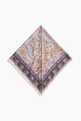 Pañuelo cuadrado grande con diseño estampado tipo paisley en tonos lila, amarillo, celeste y violeta, con bordes decorados.