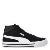 Championes urbanos Puma Court Classic Vulc Mid FS de caña media, confeccionados en lona negra con la icónica franja lateral en blanco. Presentan cierre de cordones, suela vulcanizada blanca con detalles en negro y logo de la marca en el lateral y la lengüeta.