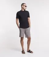 Bermuda recta de sarga color gris claro, con cintura elástica y cordón de ajuste. Presenta bolsillos laterales y traseros.