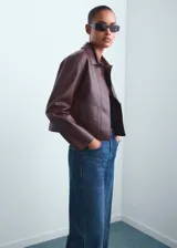 Jeans wide leg de tiro alto en color azul clásico, con diseño de cinco bolsillos, trabillas para cinturón y cierre frontal con cremallera y botón.