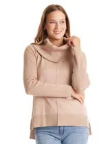Buzo de punto color beige con cuello volcado amplio, mangas largas acanaladas y torso liso. Presenta una costura central vertical, ruedo con tajos laterales y largo asimétrico, siendo más largo en la parte posterior.