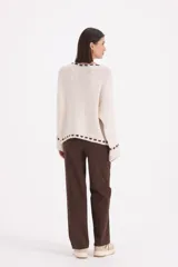 Pantalon de vestir corte recto, con tiro medio y cierre frontal. Presenta un diseño clásico y minimalista en color chocolate.