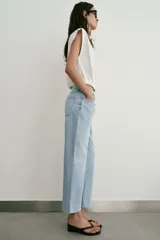 Jeans Z1975 de tiro alto y corte slim, color azul con lavado medio, diseño de cinco bolsillos y bajo sin costuras. Cierre frontal con cremallera y botón metálico.