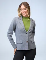 Cardigan tejido gris con cuello con solapa y abertura central con botones. Delantera con bolsillos simulados.