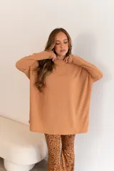 Conjunto de dos piezas compuesto por un buzo de cuello redondo y mangas largas con diseño holgado y un pantalón de corte recto y tiro alto. Ambas prendas están confeccionadas en tejido de punto acanalado.