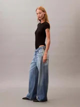 Body negro de manga corta con cuello redondo y diseño acanalado. Confeccionado en mezcla de algodón y elastano, de corte slim.