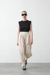 Top negro sin mangas con textura floral en relieve y diseño estructurado.