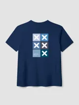 Remera azul marino de manga corta, con calce holgado y estampado gráfico geométrico en la espalda con diseño de cruces en tonos celestes y blancos.