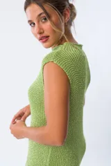 Vestido verde tejido de punto con cuello alto y mangas cortas.