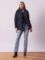 Campera capitoneada azul marino con capucha desmontable, cierre frontal con botones a presión y bolsillos laterales con cierre.