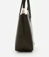 Cartera tipo shopper de gran tamaño, confeccionada en cuero sintético (PU) color verde oscuro. Presenta un diseño de trapecio invertido con asas de mano fijas, correa larga ajustable y desmontable, cierre superior con cremallera y detalles metálicos dorados.