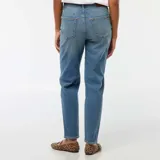 Pantalón de jean celeste de corte recto, tiro alto y largo hasta el tobillo.