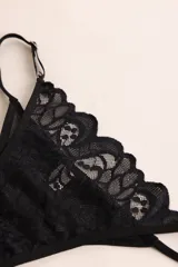 Bombacha de encaje negra con diseño ajustable y calce cómodo.