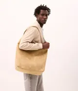 Campera tipo bomber masculina de color beige, con cuello, puños y ruedo acanalados. Presenta cierre frontal por cremallera, bolsillos laterales y acabado con tecnología repelente al agua.