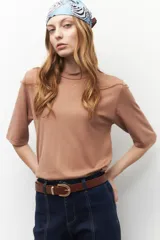 Remera gris de manga corta y cuello alto.