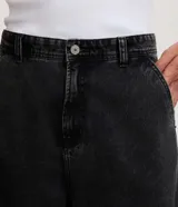 Pantalón de jean azul oscuro de corte super baggy, con diseño holgado, tiro medio y efecto marmoleado. Cuenta con bolsillos laterales y trabillas para cinturón.