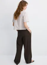 Camisa de manga corta con diseño a rayas, cuello camisero, silueta regular, largo crop, bolsillo tipo parche en el frente y cierre de botones.