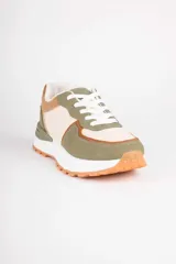 Championes deportivos Pdk Riverland para mujer, en combinación de colores blanco, tostado, gris y detalles en bordó, con suela dentada de goma marrón.