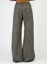 Pantalon de lino a rayas verticales de corte ancho y relajado, con cintura elastizada.