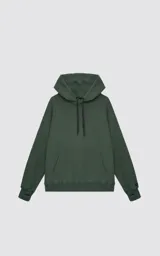 Hoodie oversize color verde, confeccionado en frisa premium con textura gamuzada. Presenta capucha ajustable con cordones personalizados, bolsillo frontal tipo canguro y puños con abertura para pulgar.