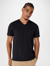 Camiseta de hombre negra, de corte slim fit, con cuello en V y mangas cortas.