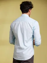 Camisa de hombre de manga larga en color rosado, confeccionada en algodón. Presenta cuello con botones (button-down) y un corte slim fit.
