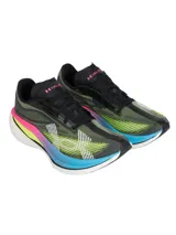 Championes de running Under Armour U Velociti Elite 3, diseñados para carreras de media y larga distancia en asfalto. Presentan capellada de tejido Leno elástico en tono gris verdoso con detalles gráficos en blanco, amarillo y celeste, entresuela multicolor con tecnología de amortiguación y placa de fibra de carbono.