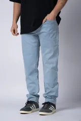 Pantalón de jean de corte recto y tiro medio, en color azul claro lavado, con cierre frontal y bolsillos laterales.