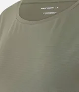 Remera deportiva de microfibra texturizada, con cuello redondo y mangas cortas. Presenta un diseño liso con recortes laterales que favorecen la ventilación.