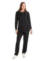 Buzo de calce suelto confeccionado en tejido suave melange color gris. Presenta cuello volcado con botones decorativos en la solapa izquierda, mangas largas con hombros caídos y ruedo asimétrico con terminación en punta.