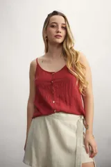 Musculosa color terracota con escote en V y botones frontales.