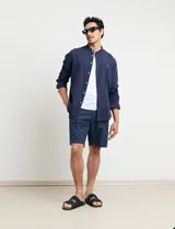 Bermuda verde de corte recto.