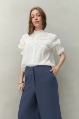 Pantalón Alessio de corte amplio y silueta recta, confeccionado en mezcla de lino y viscosa. Cuenta con diseño de tiro medio y cintura cómoda.