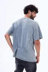 Remera de algodón con efecto lavado, cuello redondo y manga corta, de corte regular y holgado.