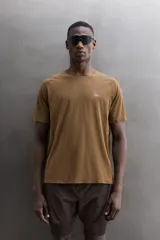 Camiseta de entrenamiento Zara Athleticz de tejido técnico ligero y elástico color marrón, con cuello redondo, manga corta, costuras planas y gráfico estampado a contraste en el delantero.