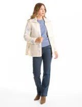 Chaqueta de corte relajado confeccionada en tejido tipo corderito color crema, combinada con paneles de matelassé en el frente y bolsillos. Presenta un delicado bordado floral en tonos azules sobre el corderito, cierre frontal metálico dorado y bolsillos de parche delanteros.