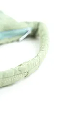 Cartera acolchada tipo shoulder bag en color verde menta, con diseño capitoné en cuadrados, asa corta integrada y cierre superior.