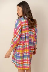 Vestido corto camisero con estampado de rayas multicolores, cuello camisero, mangas tres cuartos y cierre frontal de botones.
