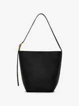 Cartera tipo shoulder bag de cuero color negro, con diseño estructurado, correa ajustable para el hombro con hebilla metálica dorada y el logotipo de la marca grabado en dorado en la parte inferior.