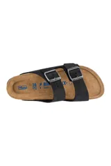 Sandalias Birkenstock Arizona de cuero negro con doble tira ajustable y hebillas plateadas.